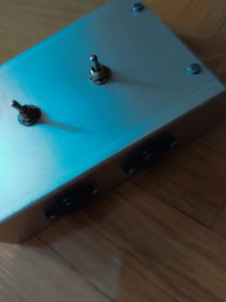 Conmutador de sonido gris y negro