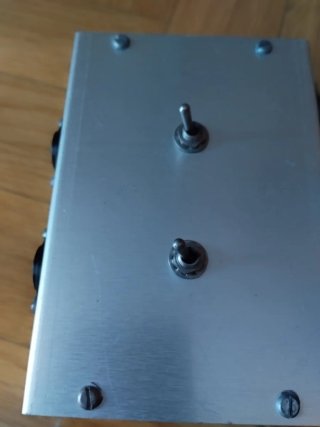 Conmutador de sonido gris y negro