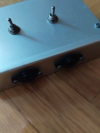Conmutador de sonido gris y negro