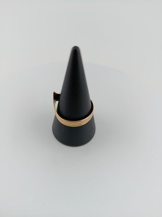 Anillo dorado con diseño en V