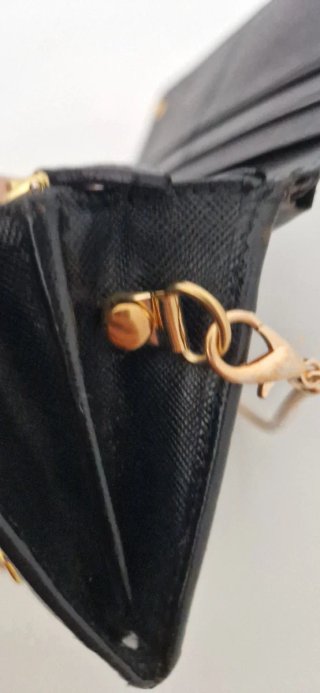 Pochette Prada nera con catena
