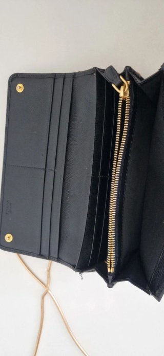 Pochette Prada nera con catena