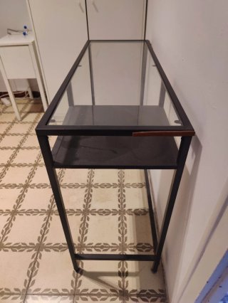 Escritorio de vidrio y metal negro. Vittsjo