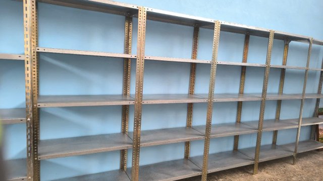ESTANTERÍAS METÁLICAS A 60 E CADA UNA
