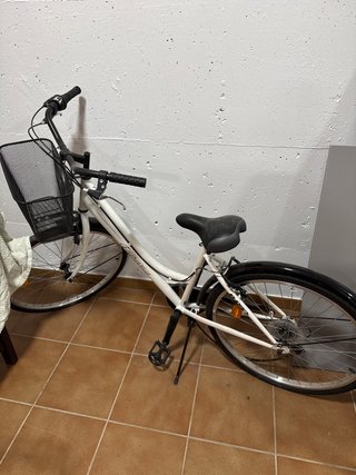 Bicicleta urbana blanca con cesta