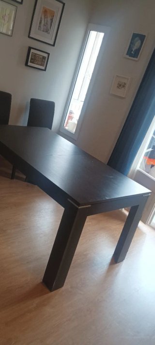 Mesa de comedor de madera oscura y 4 sillas