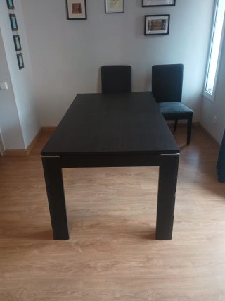 Mesa de comedor de madera oscura y 4 sillas