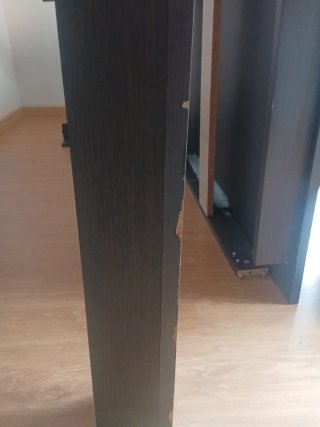 Mesa de comedor de madera oscura y 4 sillas