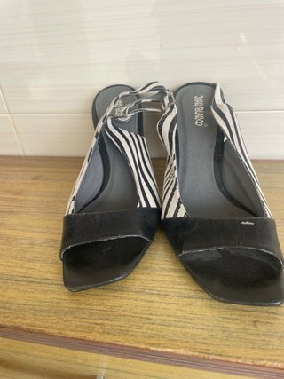 Sandalias de tacón cebra y negro