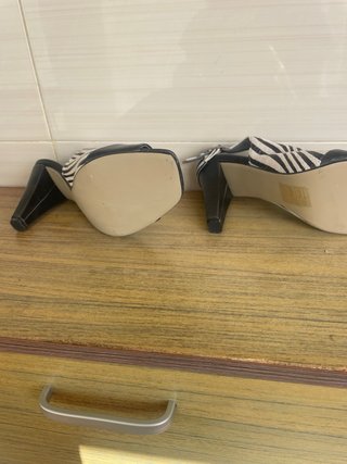 Sandalias de tacón cebra y negro