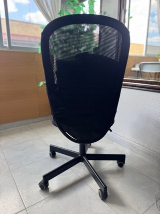 Silla de oficina negra con ruedas