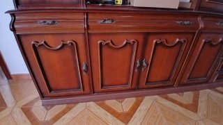 Mueble de madera con vitrinas