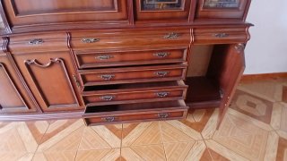 Mueble de madera con vitrinas