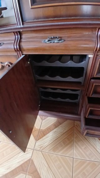 Mueble de madera con vitrinas