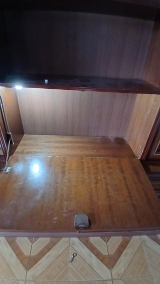 Mueble de madera con vitrinas