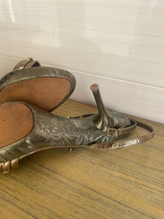 Sandalias doradas B&T con pedrería