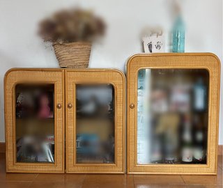 Mueble de salón de mimbre y cristal