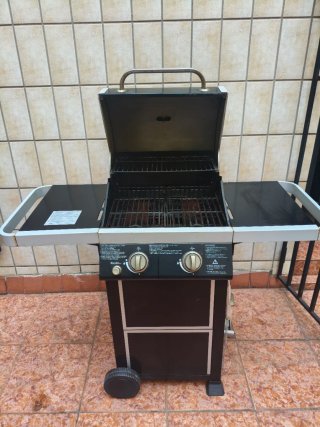 Barbacoa de gas negra y plateada