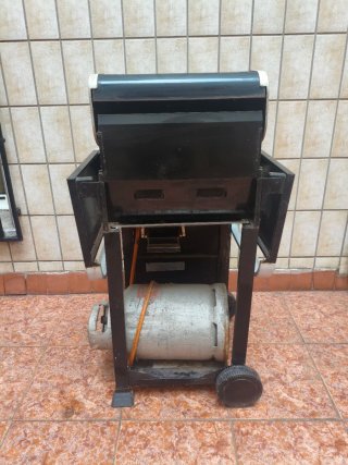 Barbacoa de gas negra y plateada
