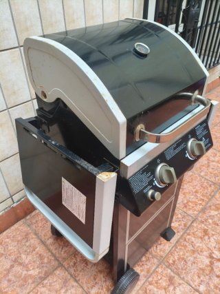 Barbacoa de gas negra y plateada