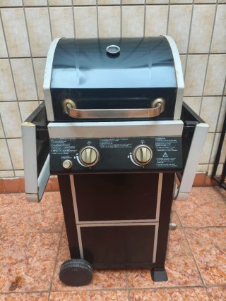 Barbacoa de gas negra y plateada