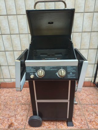 Barbacoa de gas negra y plateada