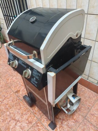 Barbacoa de gas negra y plateada