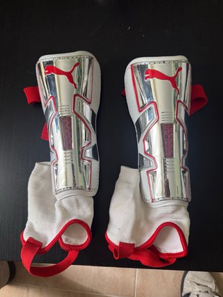 Espinilleras Fútbol Puma Blancas y Rojas