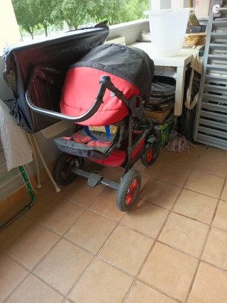 Carro de bebé rojo y negro