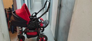 Carro de bebé rojo y negro.