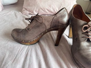 Zapatos de tacón marrones con cordones