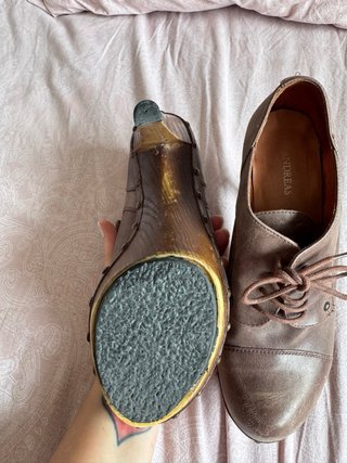 Zapatos de tacón marrones con cordones