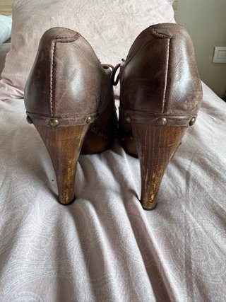 Zapatos de tacón marrones con cordones