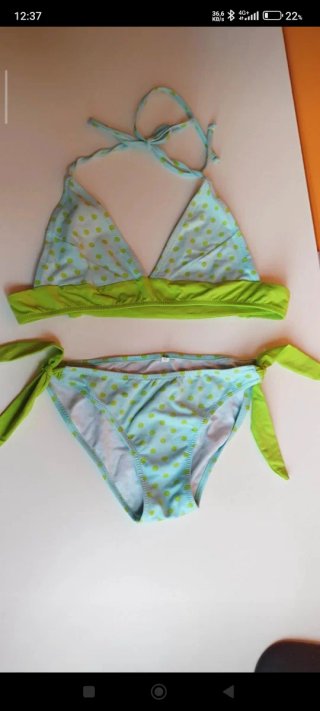 Bikini azul y verde con lunares 16 años.