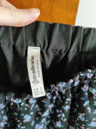 Falda corta Stradivarius flores