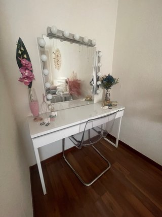 Tocador con luces y silla transparente