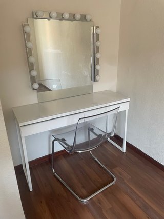 Tocador con luces y silla transparente