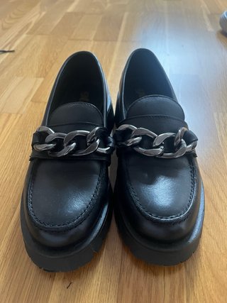 Mocasines negros con cadena