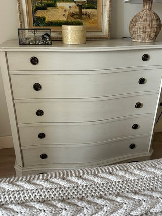 Cómoda de dormitorio clásica pintada en beige.
