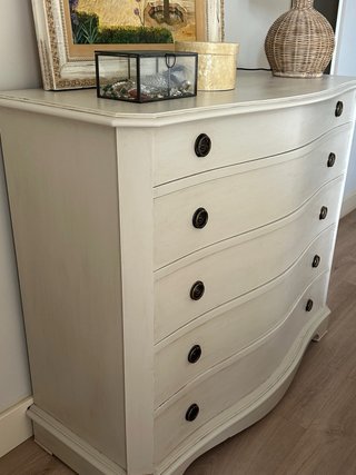 Cómoda de dormitorio clásica pintada en beige.
