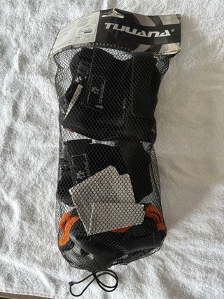 Casco + Protecciones (rodillas, codos, muñecas)