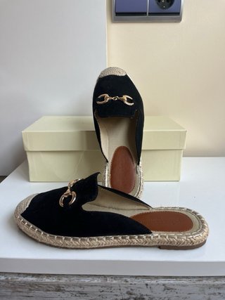 Mules negras con detalle dorado