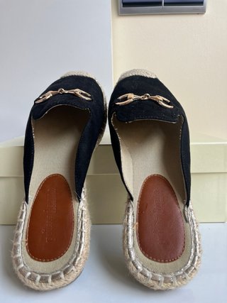 Mules negras con detalle dorado