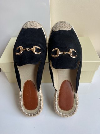 Mules negras con detalle dorado