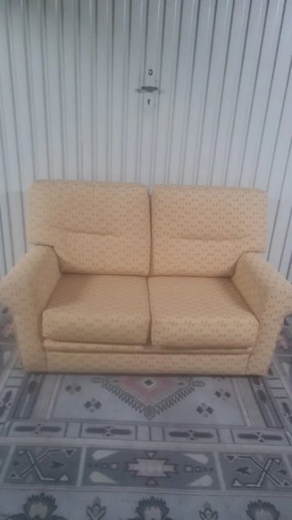 Sofá amarillo de tela