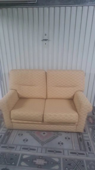 Sofá amarillo de tela