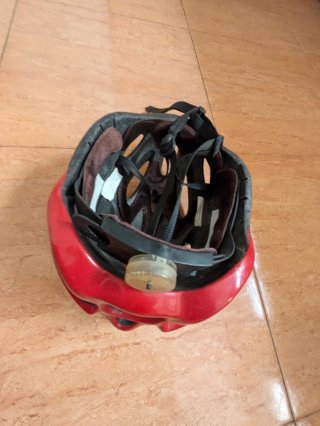 Casco de bicicleta rojo y blanco