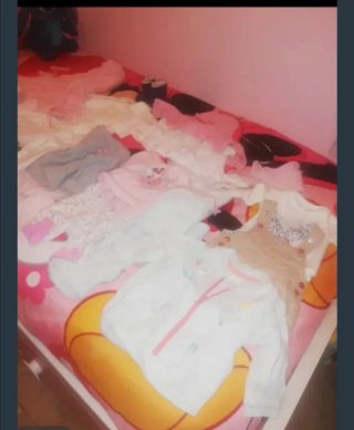 Cuna con armario, ropa y complementos
