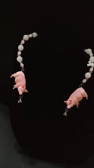 Pigs kiss chocker