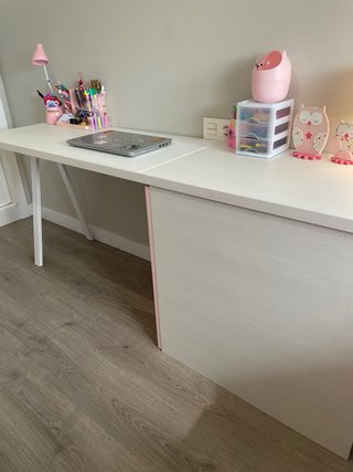 Escritorio juvenil blanco y rosa